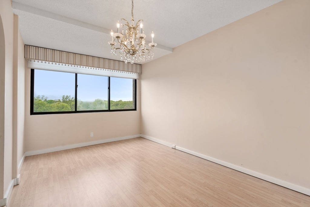 250 Hammond Pond Pkwy # 1011S