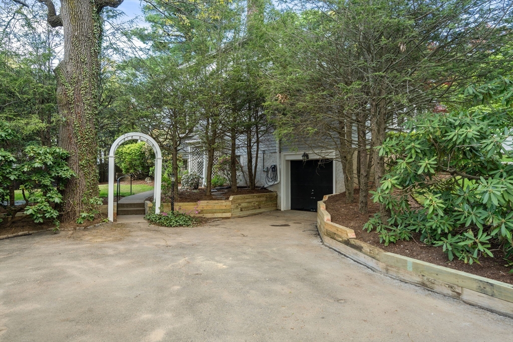 4 Pine Crest Rd