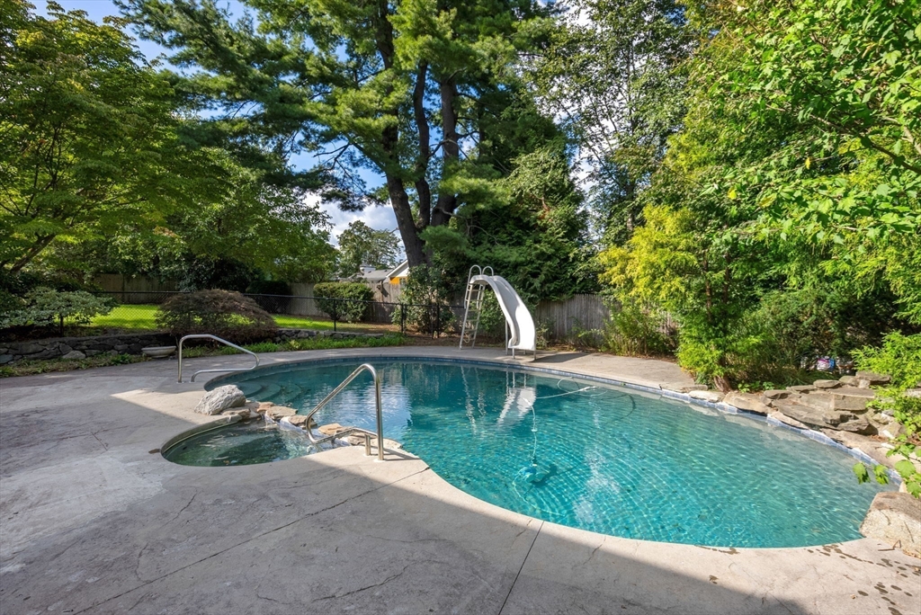 1555 Commonwealth Ave