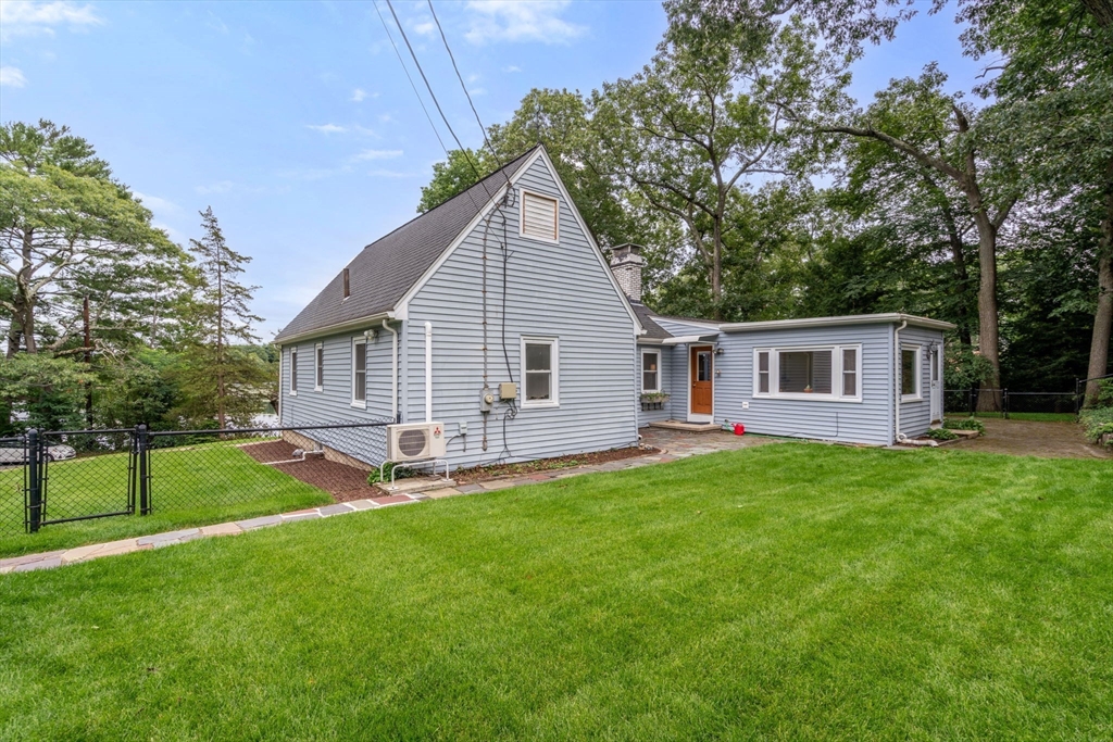 53 Edgewater Dr