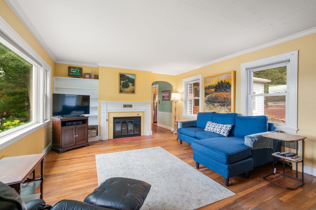 53 Edgewater Dr