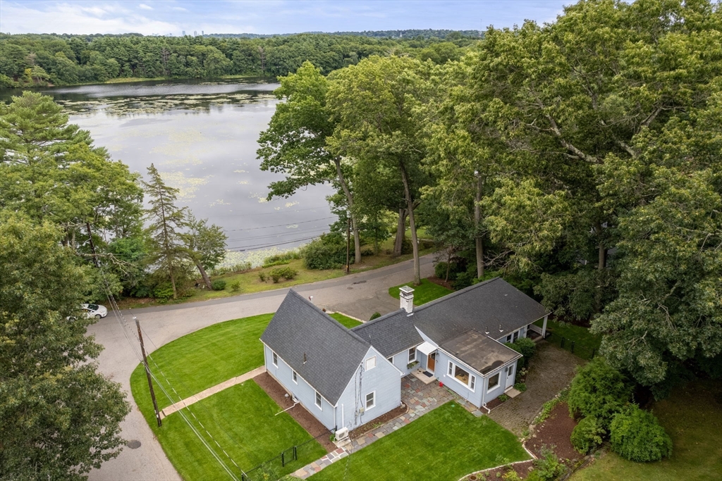 53 Edgewater Dr