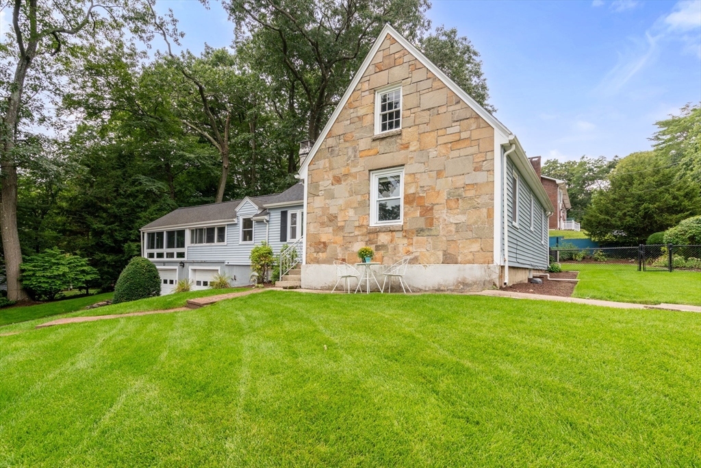53 Edgewater Dr