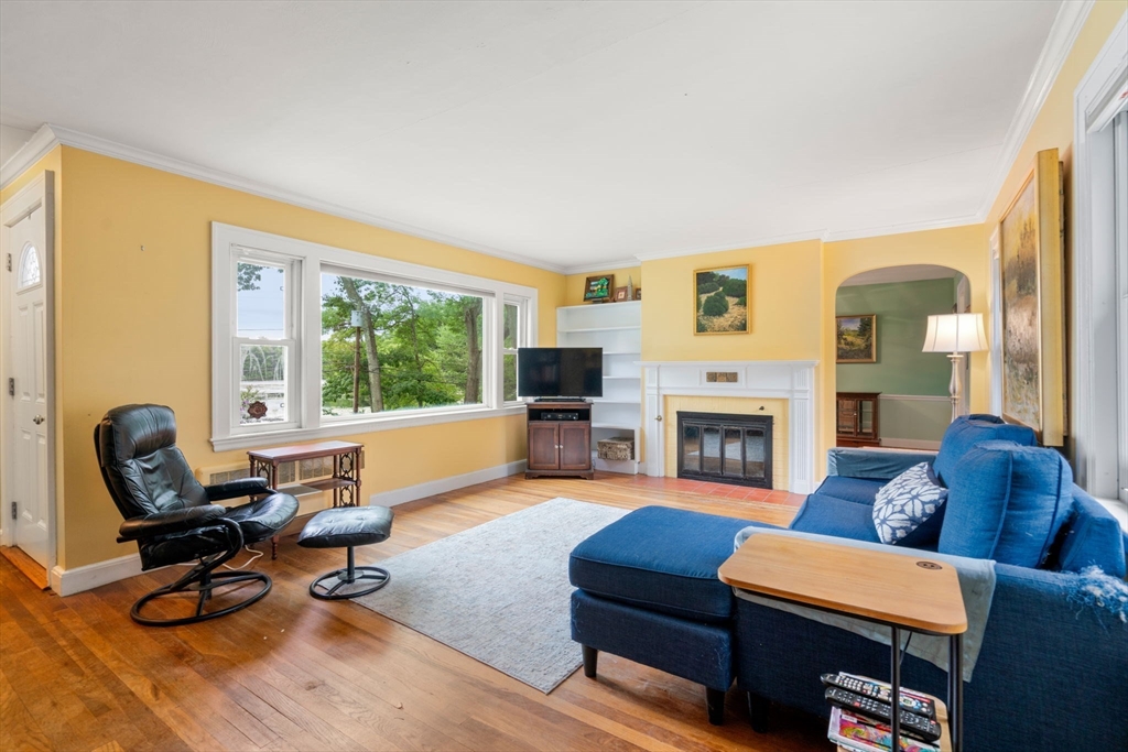 53 Edgewater Dr