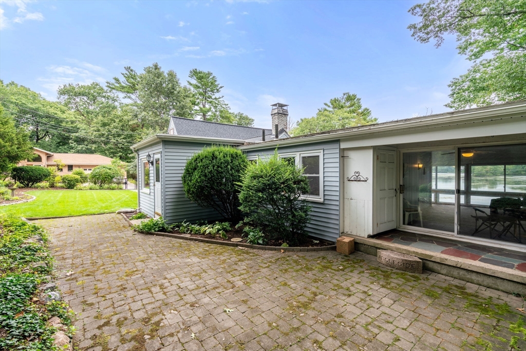 53 Edgewater Dr
