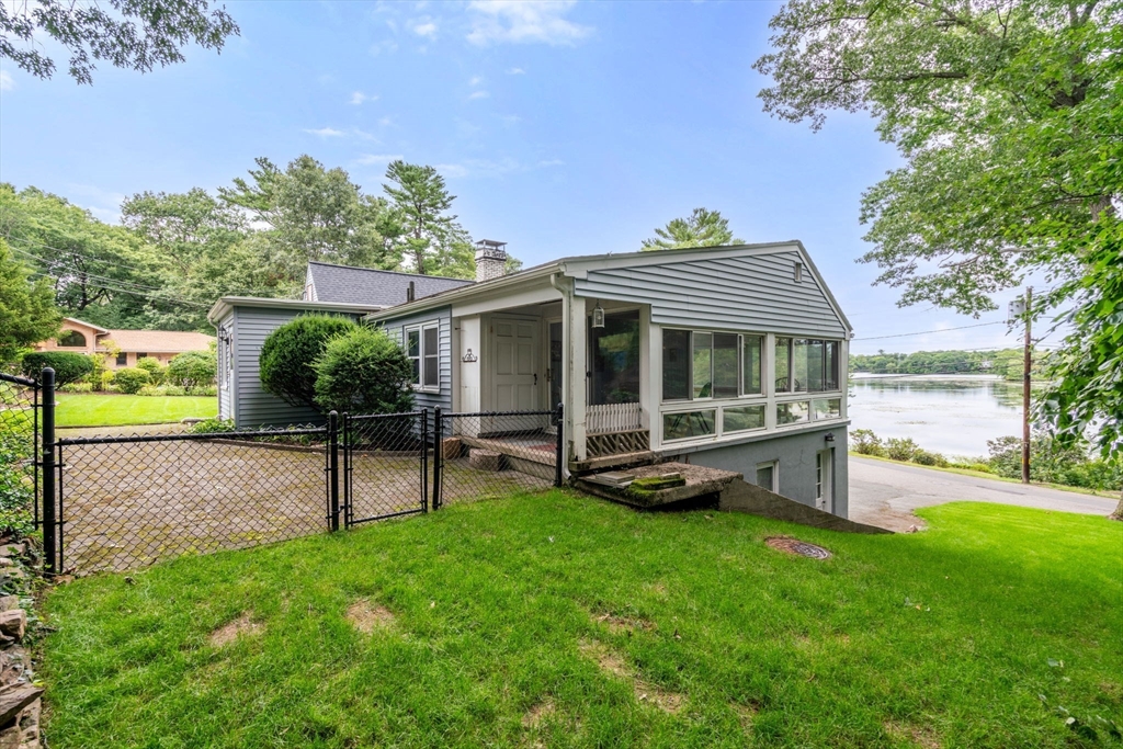 53 Edgewater Dr