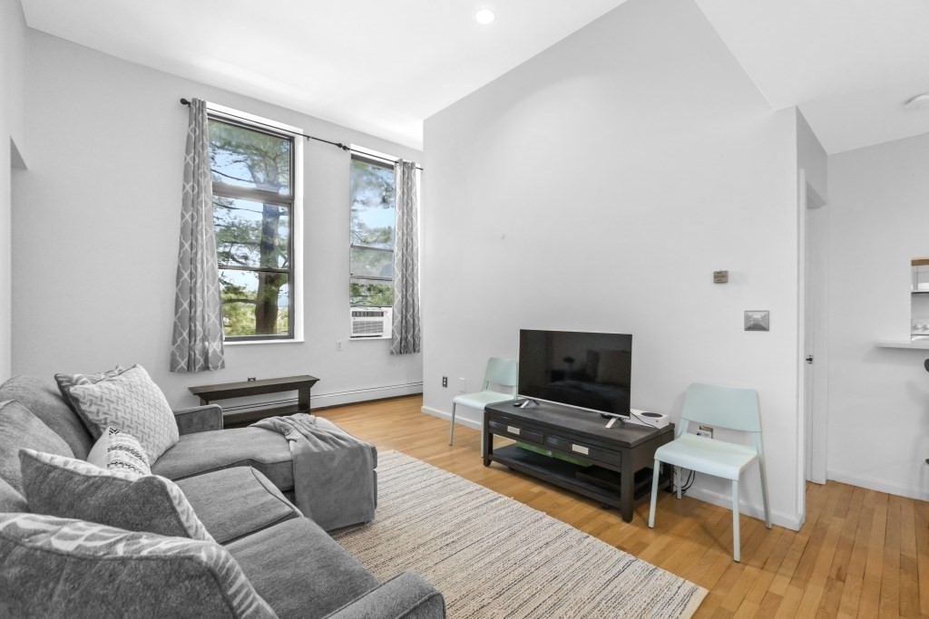 80 Beaumont St # 206 Unit: #206