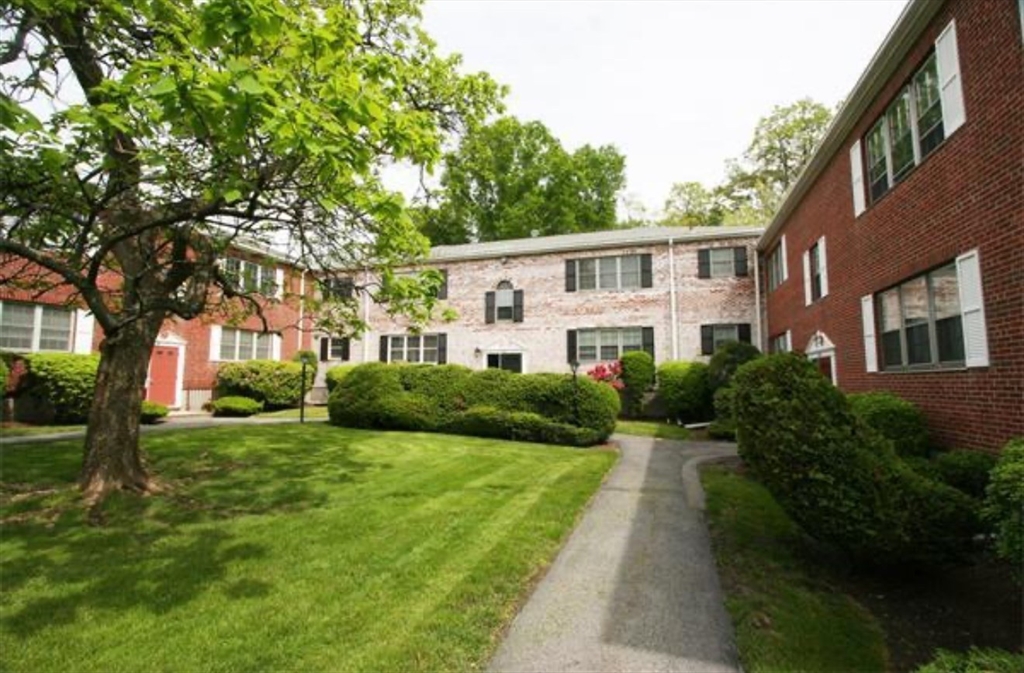 125 Lake Shore Rd # 2