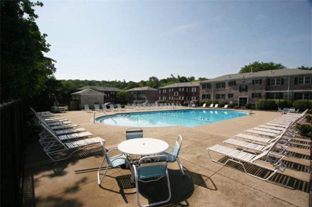 125 Lake Shore Rd # 2