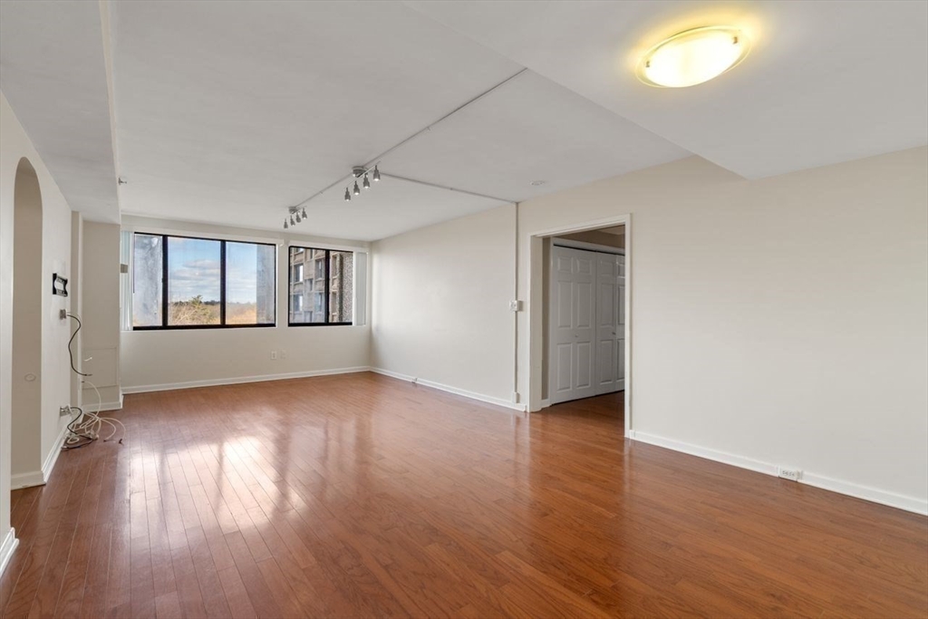250 Hammond Pond Pkwy # 808N