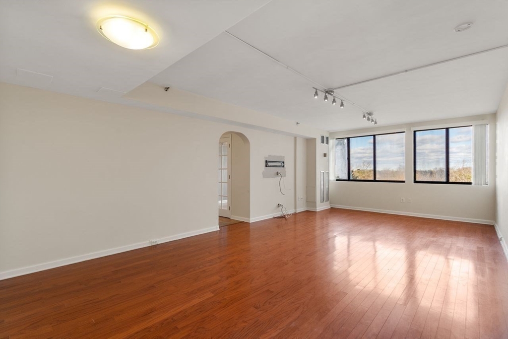 250 Hammond Pond Pkwy # 808N