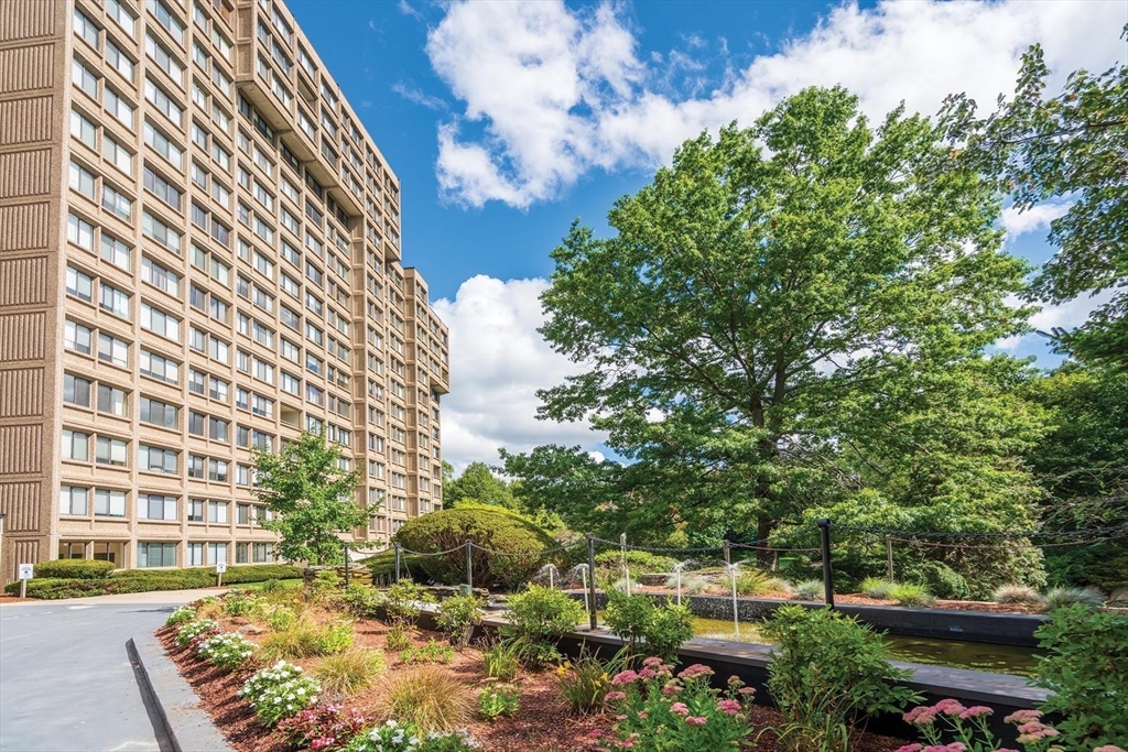 250 Hammond Pond Pkwy # 808N