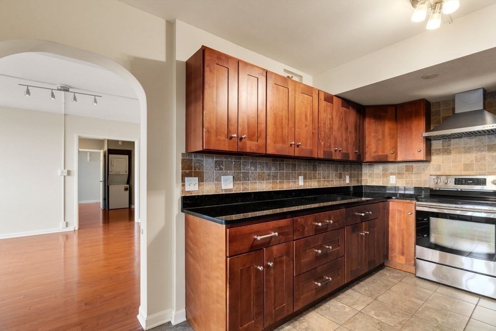 250 Hammond Pond Pkwy # 808N