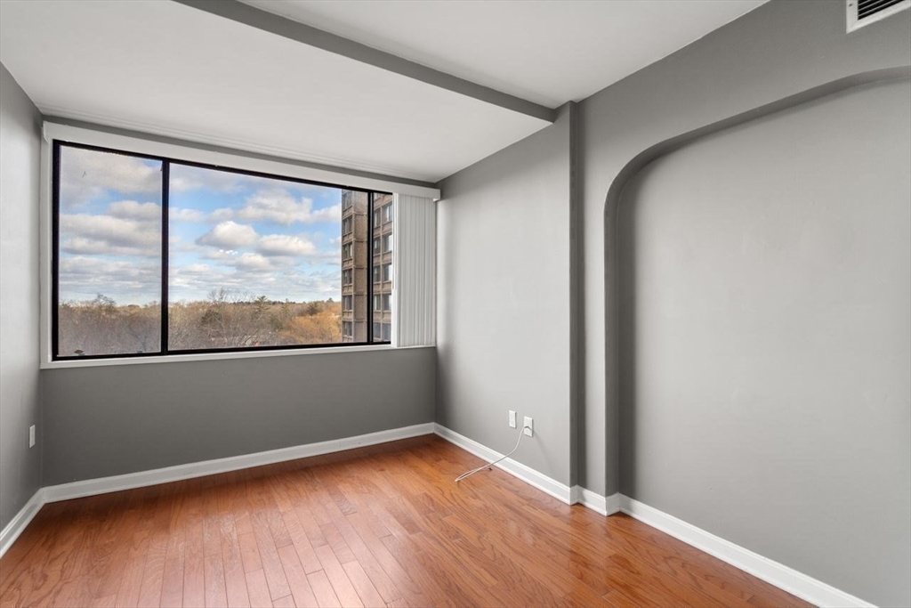 250 Hammond Pond Pkwy # 808N