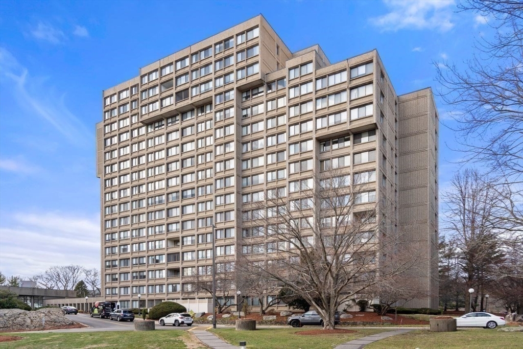 250 Hammond Pond Pkwy # 808N