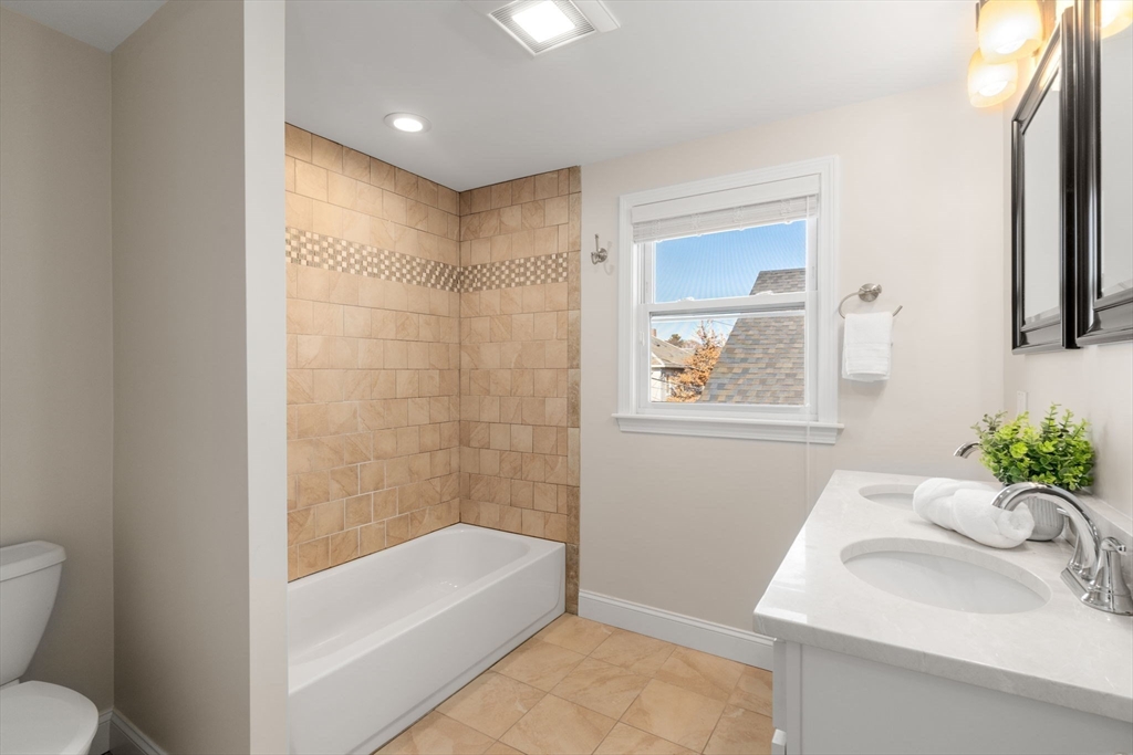 125 W Adams St # 125