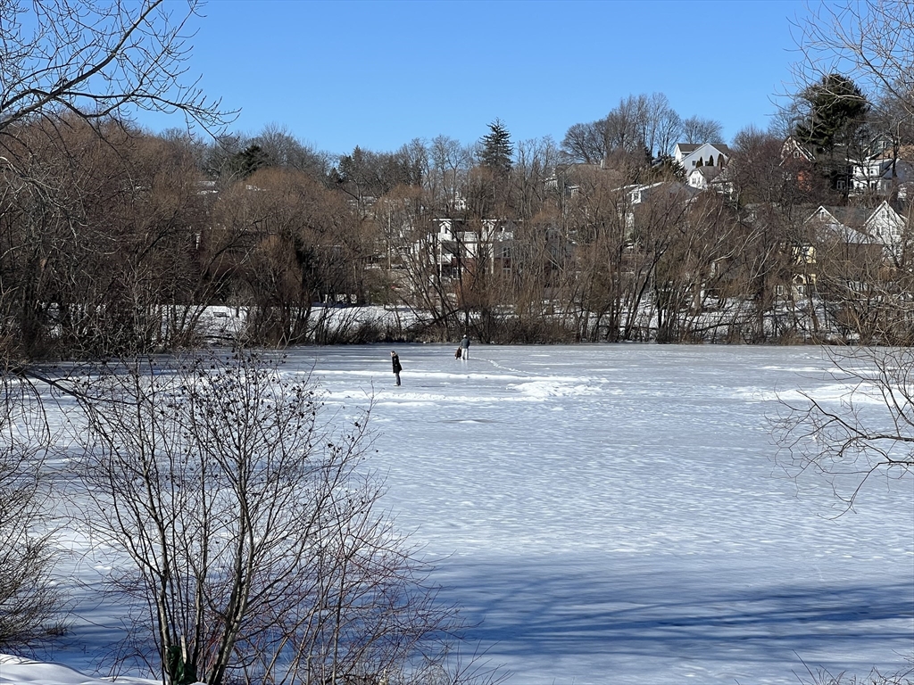 140 Lake Shore Rd # 2B