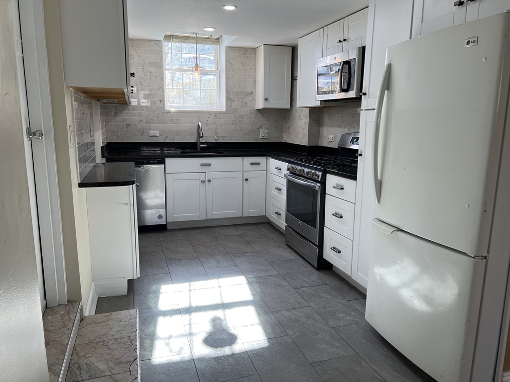 140 Lake Shore Rd # 2B