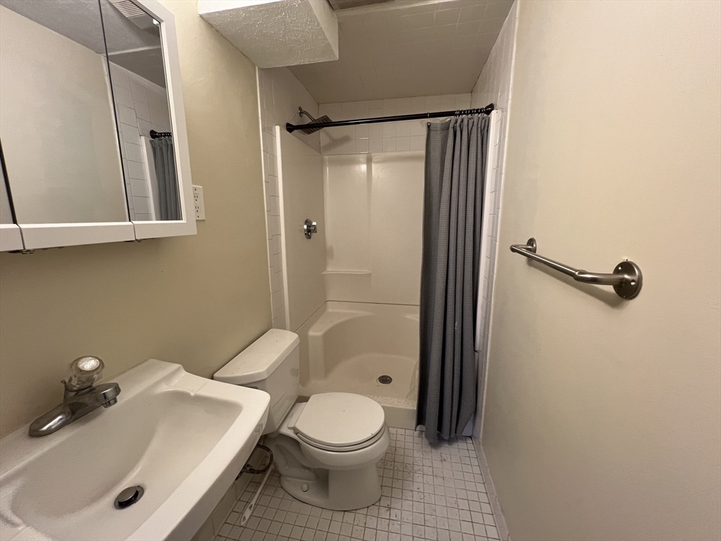 140 Lake Shore Rd # 2B