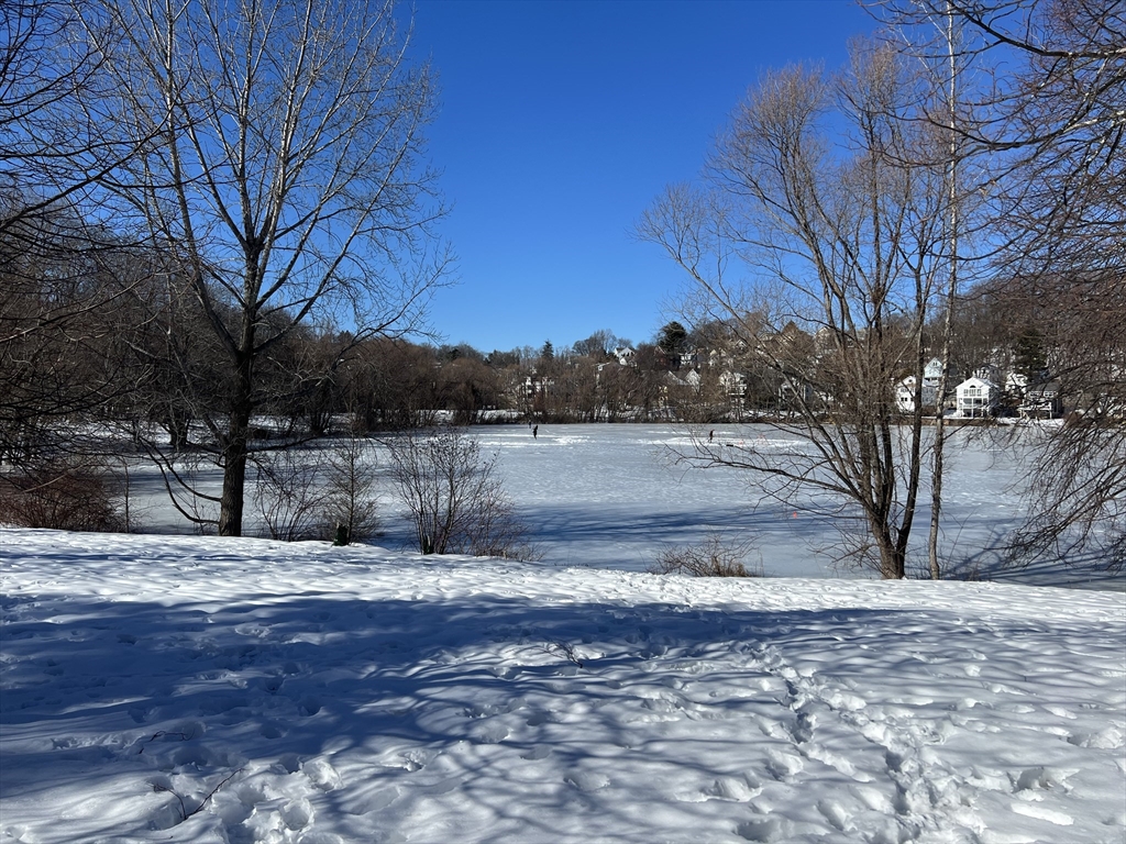 140 Lake Shore Rd # 2B