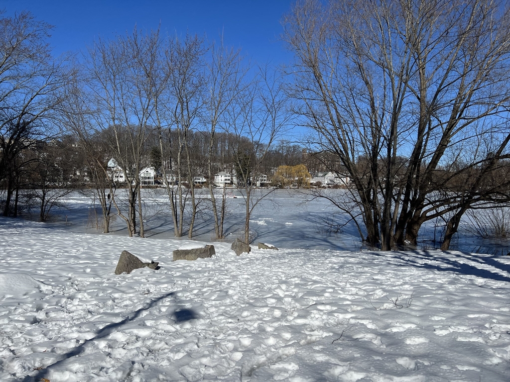 140 Lake Shore Rd # 2B