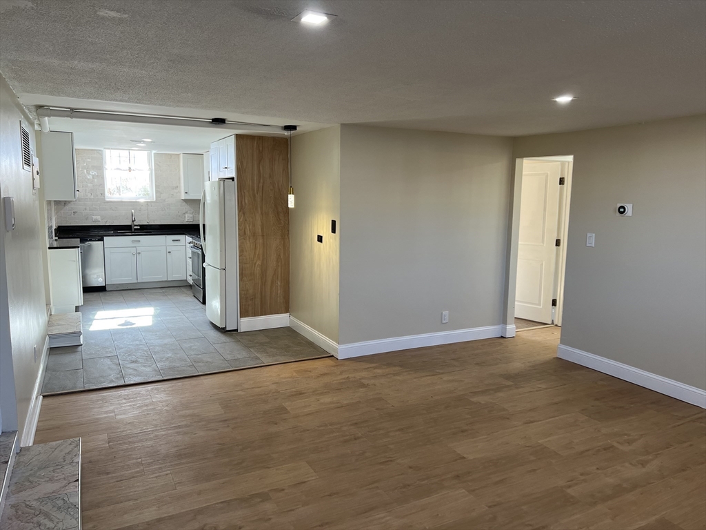 140 Lake Shore Rd # 2B