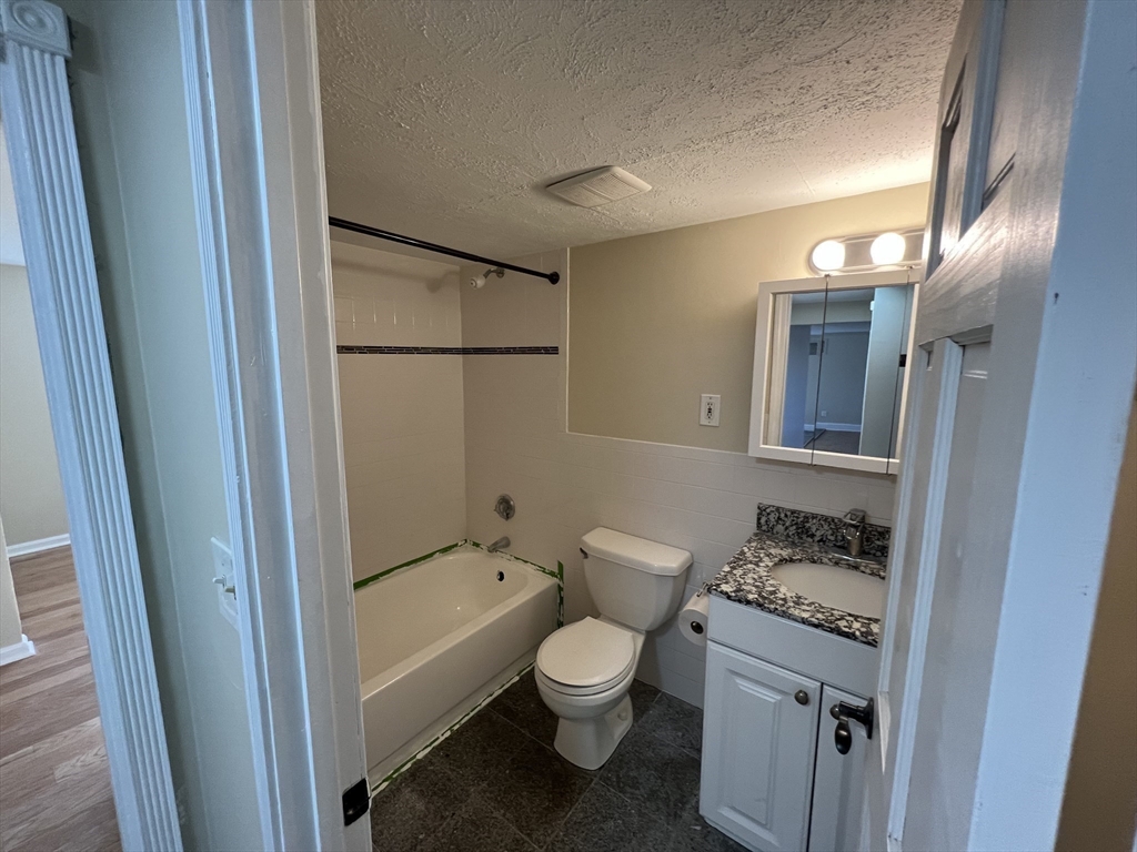 140 Lake Shore Rd # 2B