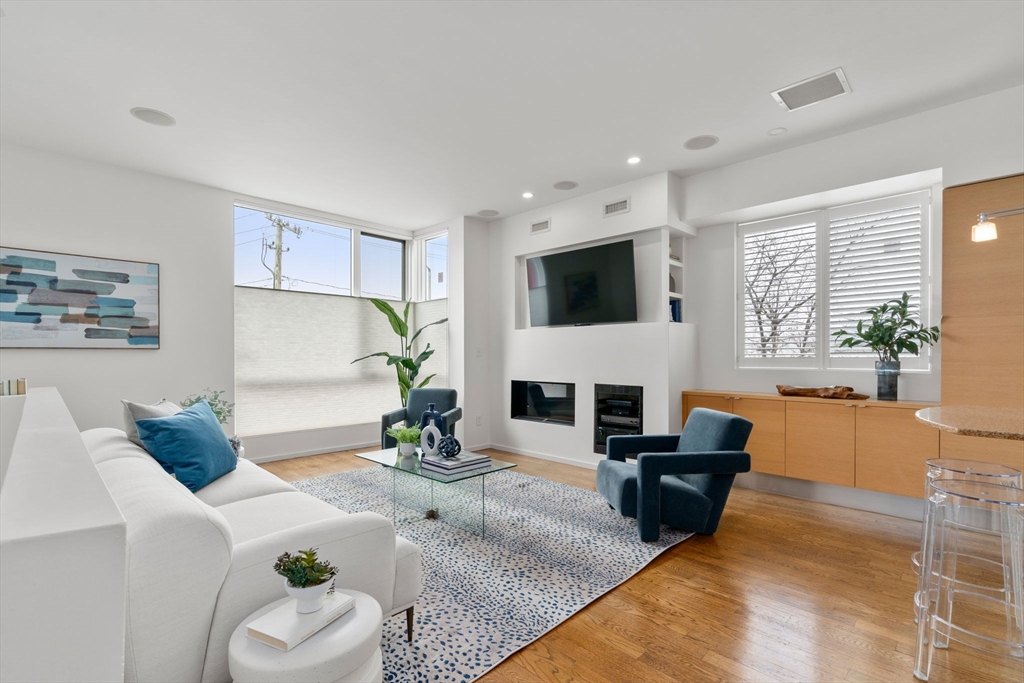 409 E 1st St # 409