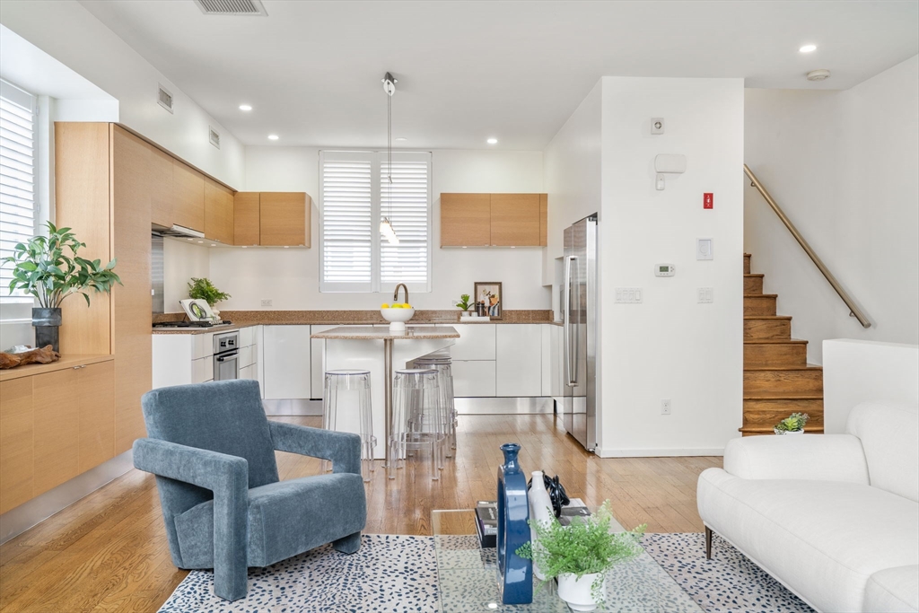 409 E 1st St # 409