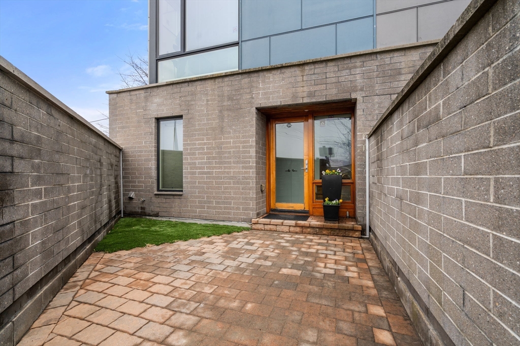 409 E 1st St # 409