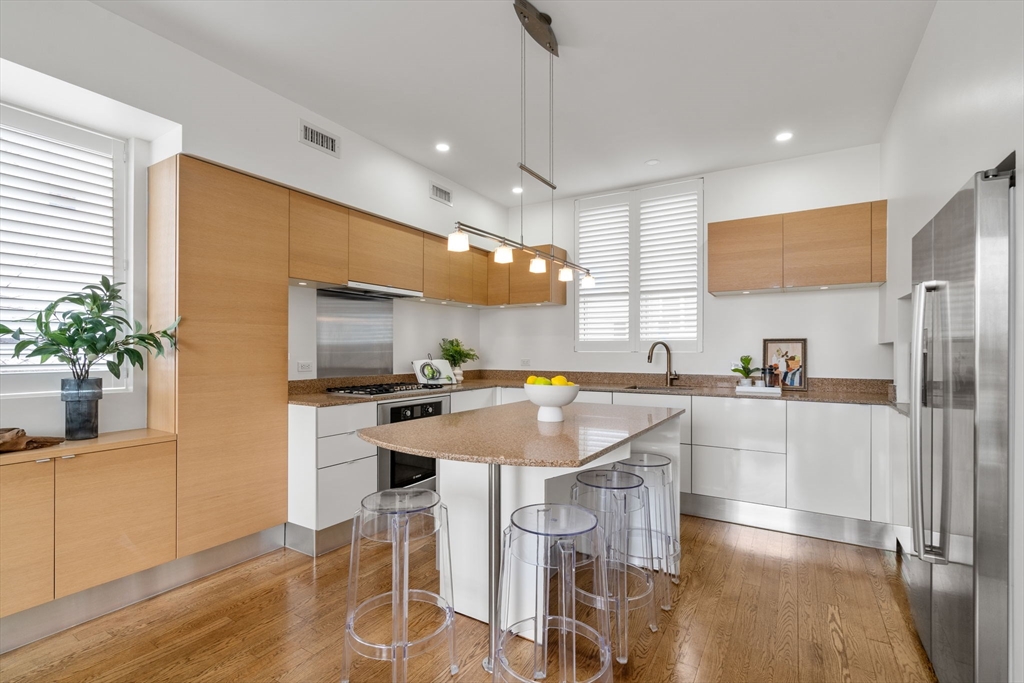 409 E 1st St # 409