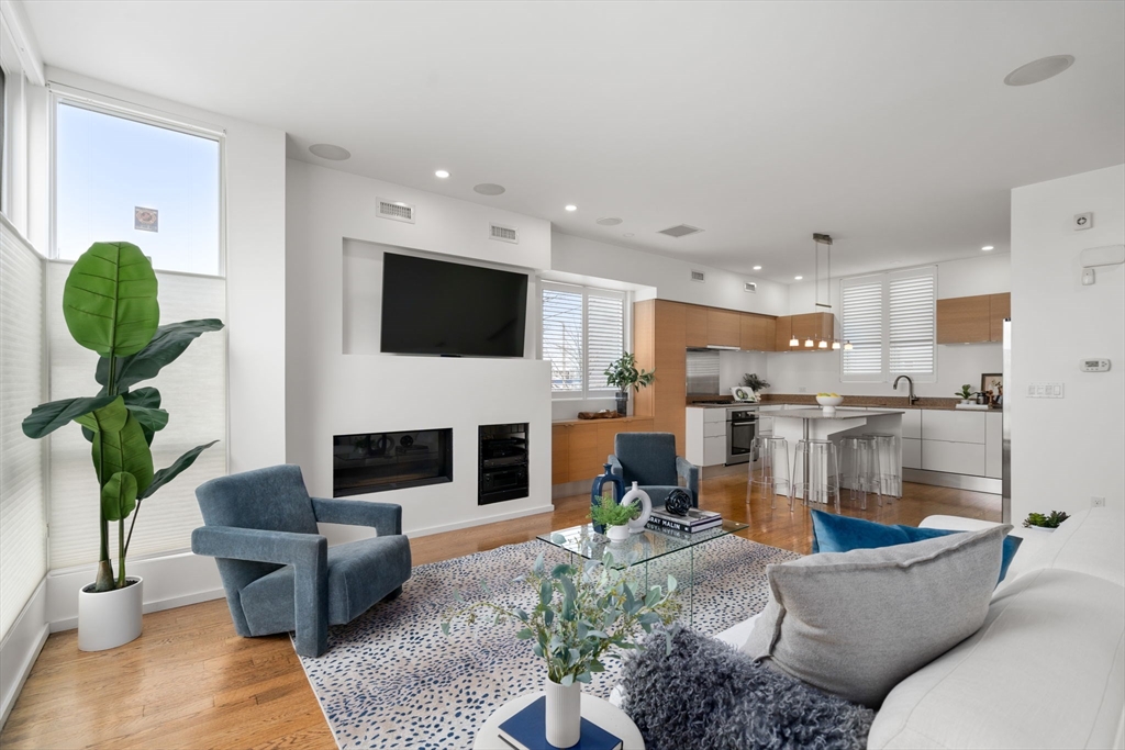 409 E 1st St # 409