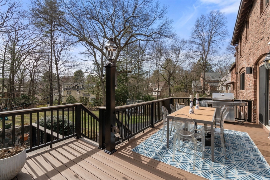 185 Valentine St