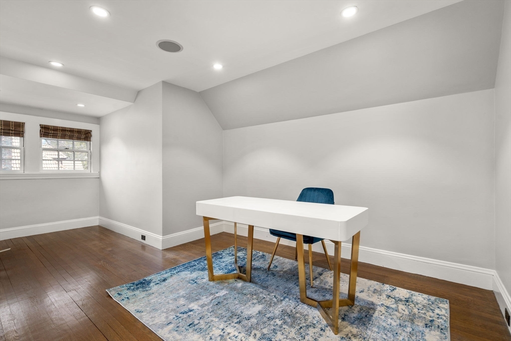 185 Valentine St
