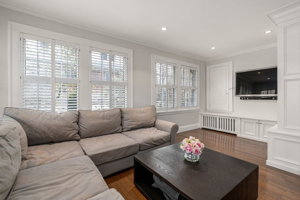 185 Valentine St