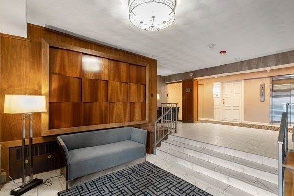 10 Hammond Pond Pkwy # 307