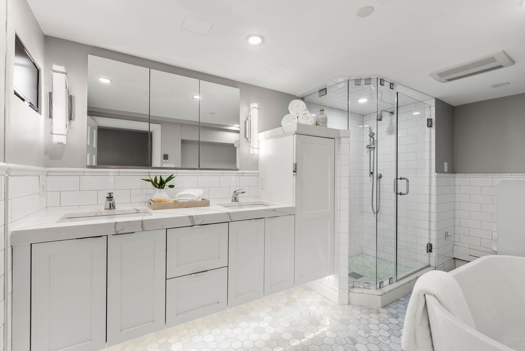 15 Albemarle St # 5