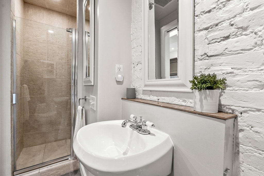 15 Albemarle St # 5