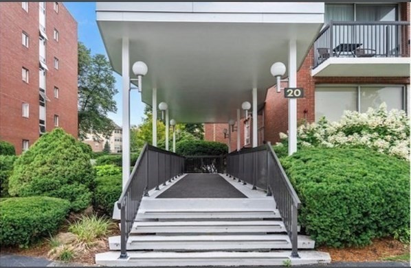 20 Hammond Pond Pkwy # 504
