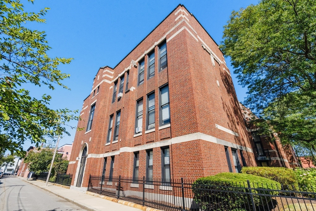 60 Gibson St # 201