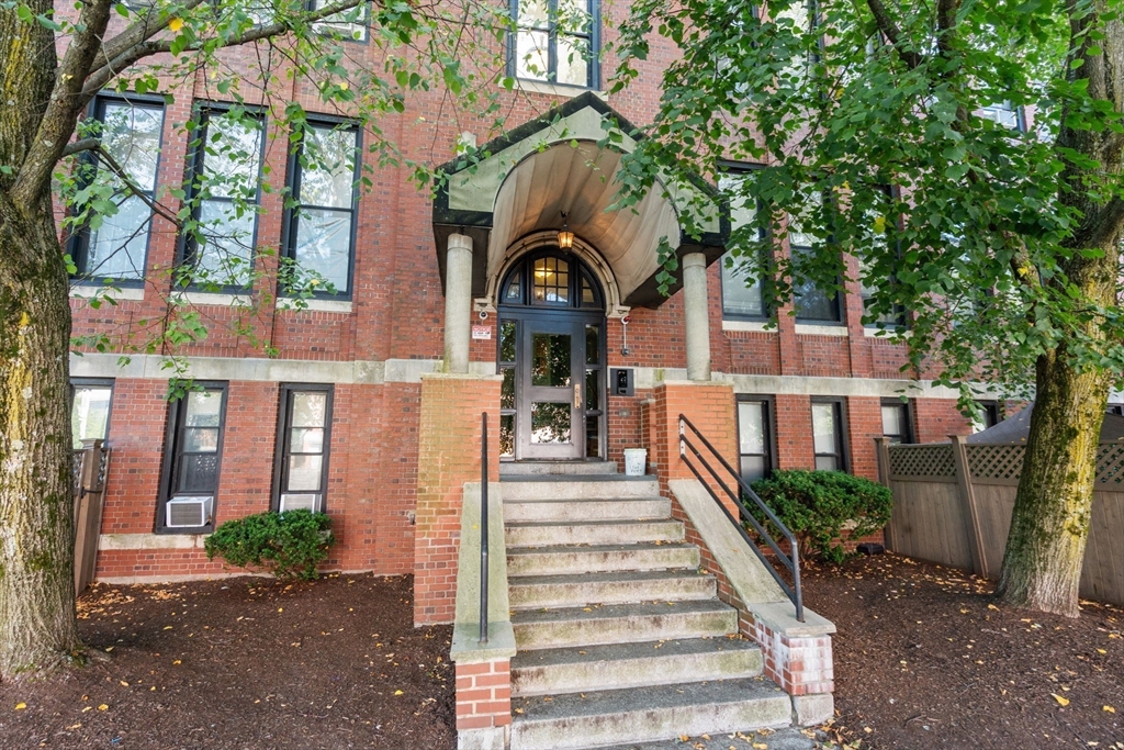 60 Gibson St # 201