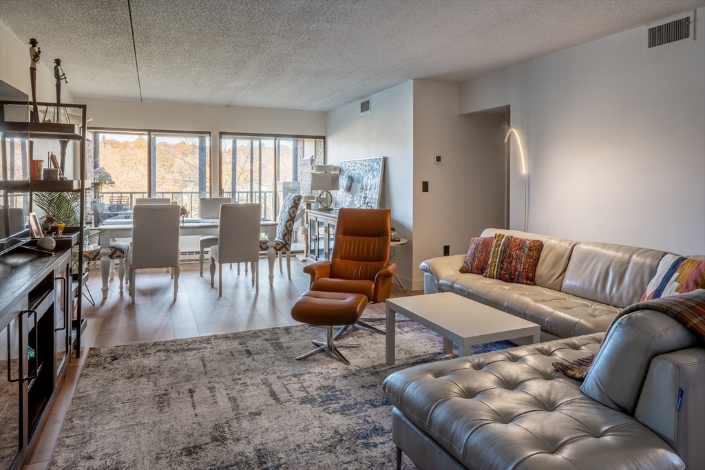 51 Melrose St Unit: 4D