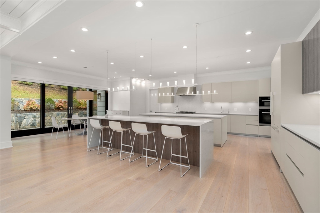61 Lakeview Ave