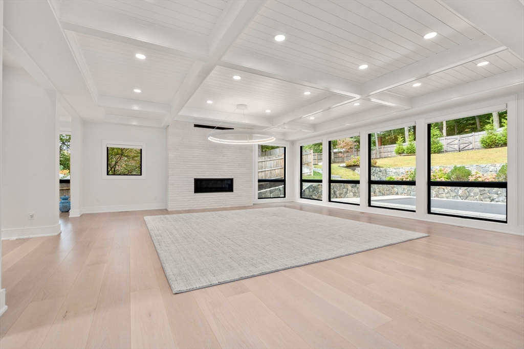 61 Lakeview Ave