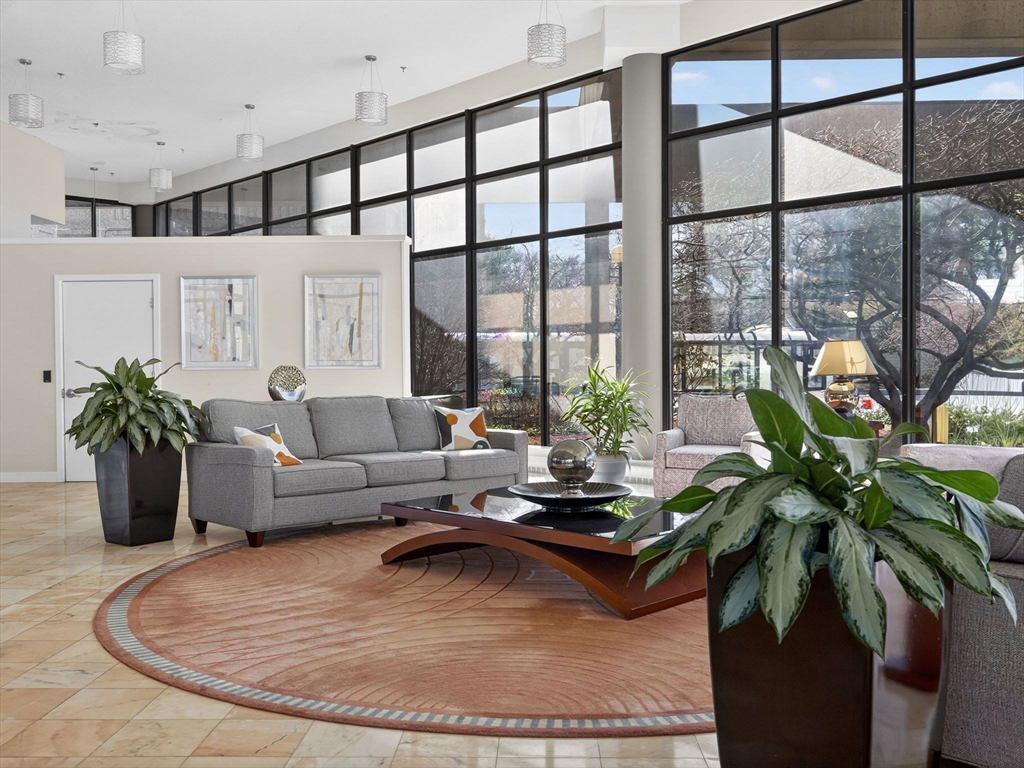 250 Hammond Pond Pkwy # 905S