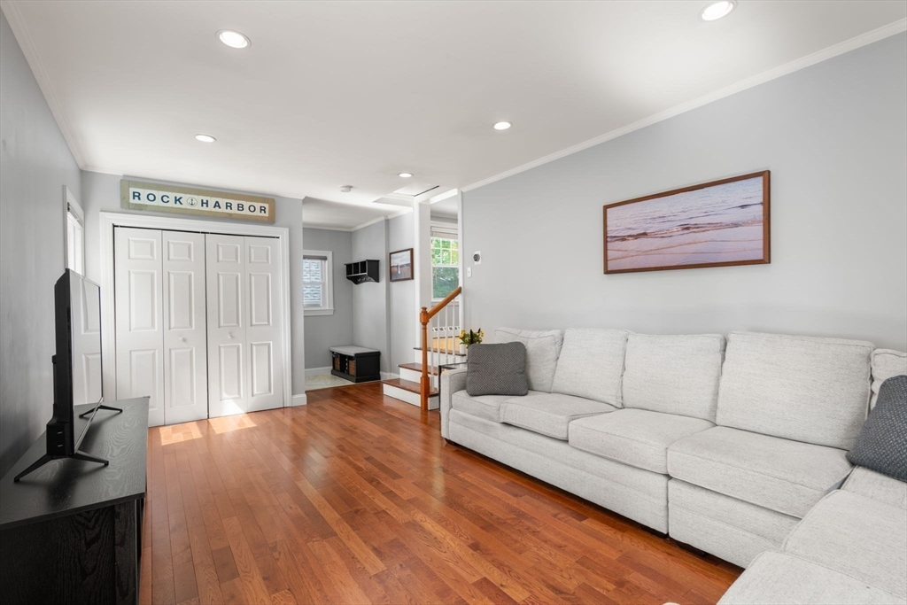 31 Robbins Rd