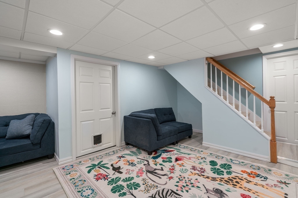 31 Robbins Rd