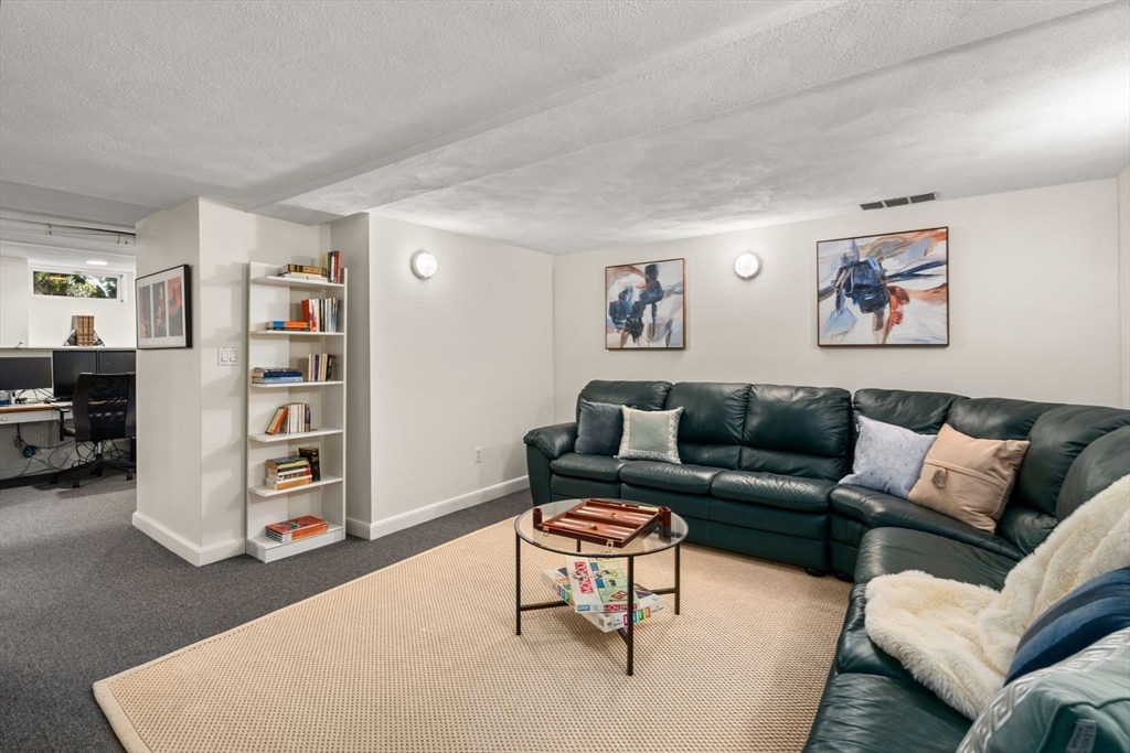 78 Waban Hill Rd N