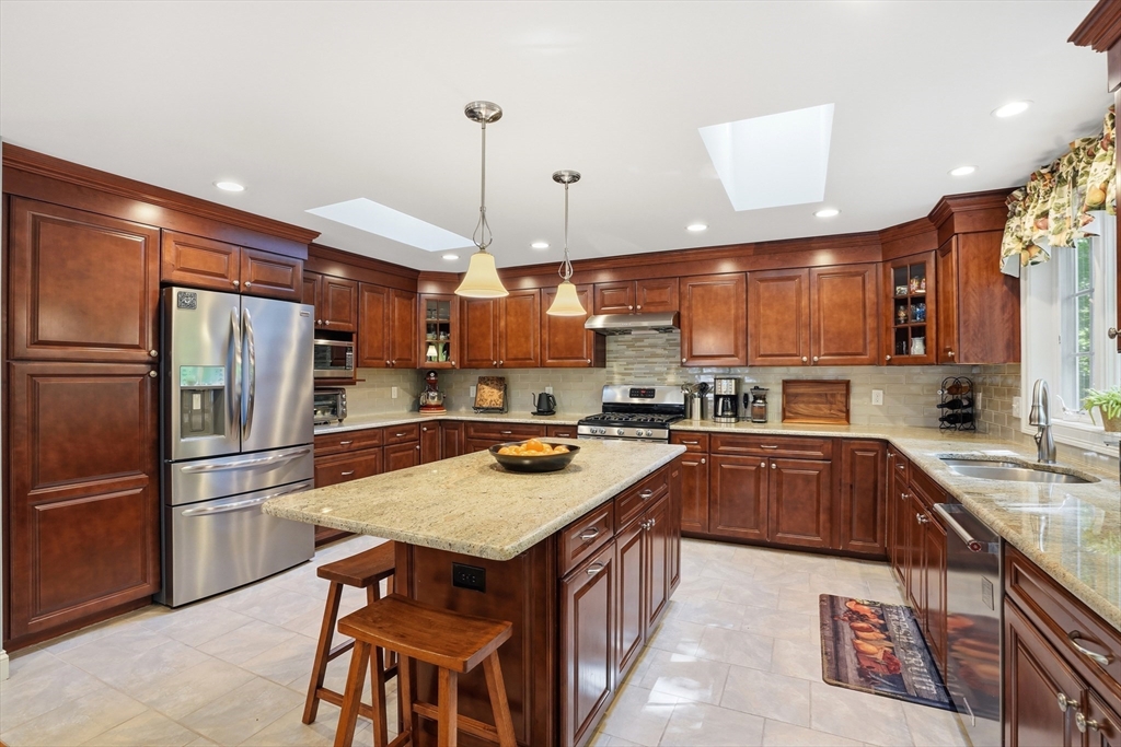 22 Longmeadow Dr