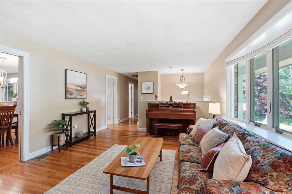 22 Longmeadow Dr